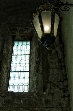 Lizbon, Portekiz 'deki Do Carmo manastırının atari, sütun pencereleri ve diğer mimari ayrıntıları