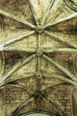 Lizbon, Portekiz 'deki Do Carmo manastırının atari, sütun pencereleri ve diğer mimari ayrıntıları