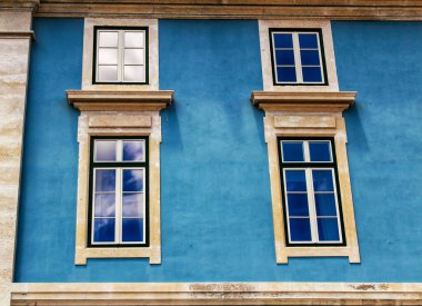 Baharda Lizbon sokaklarında eski renkli ve heybetli ön cephelerde klasik sokak lambaları.