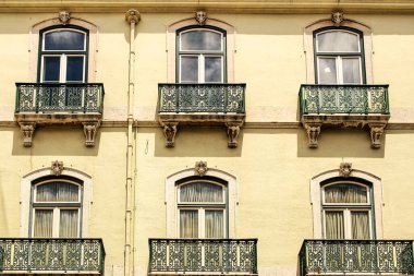 Baharda Lizbon sokaklarında eski renkli ve heybetli ön cephelerde klasik sokak lambaları.