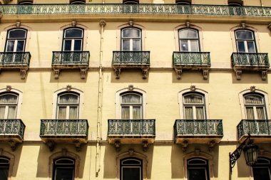 Baharda Lizbon sokaklarında eski renkli ve heybetli ön cephelerde klasik sokak lambaları.