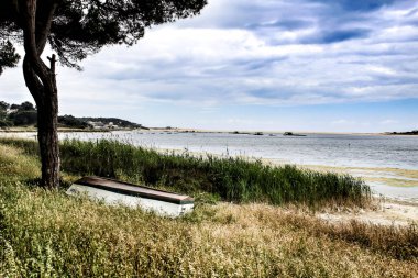 Baharda bulutlu bir günde Albufeira Gölü 'nde tekneler