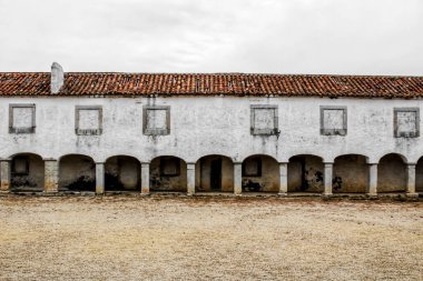 Portekiz 'deki Cape Espichel' deki Meryem Ana Sığınağı bulutlu gökyüzünün altında.