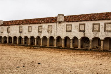 Portekiz 'deki Cape Espichel' deki Meryem Ana Sığınağı bulutlu gökyüzünün altında.