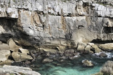 Peniche, Portekiz 'de güzel kayalıkları ve plajları olan vahşi Atlantik Okyanusu manzarası