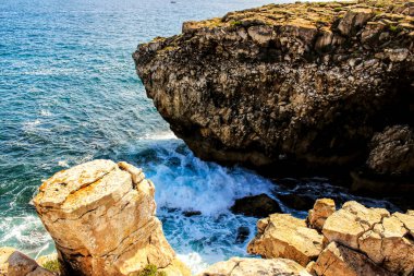 Peniche, Portekiz 'de güzel kayalıkları ve plajları olan vahşi Atlantik Okyanusu manzarası