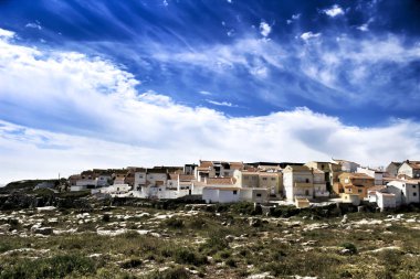 Penis köyü manzarası ve Portekiz 'de güzel kayalıkları ve plajları olan vahşi Atlantik Okyanusu