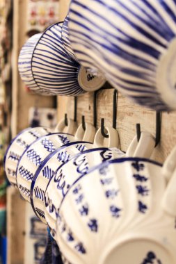 Portekiz, Obidos köyünde satılık renkli hatıra kupaları