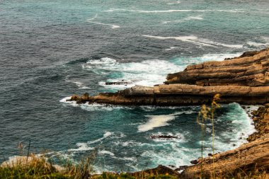 Portekiz, Cape Espichel 'de güzel uçurumları olan vahşi Atlantik Okyanusu manzarası