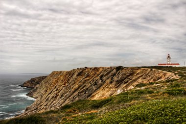 Portekiz, Cape Espichel 'de güzel uçurumları olan vahşi Atlantik Okyanusu manzarası