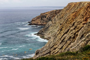 Portekiz, Cape Espichel 'de güzel uçurumları olan vahşi Atlantik Okyanusu manzarası