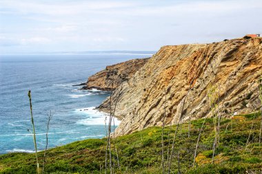 Portekiz, Cape Espichel 'de güzel uçurumları olan vahşi Atlantik Okyanusu manzarası