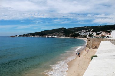 Sesimbra Sahili manzarası ve Portekiz 'de ilkbaharda mavi gökyüzünün altındaki kale