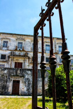 Lizbon, Portekiz 'de terk edilmiş bir evde eski, sahte bir çit.