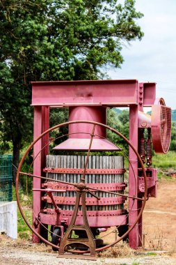 Portekiz, Azeitao 'da güzel ve eski bir şarap imalathanesinde şarap endüstrisi için üzüm sıkma makineleri