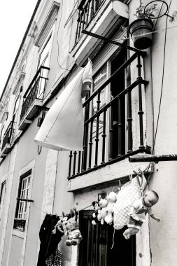 Eski bir Lizbon evi cephesi. Çamaşır ipinde asılı giysiler. Tek renkli fotoğrafçılık