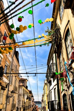 Lizbon 'daki Alfama Mahallesi' nde Aziz Anthony şenlikleri için çelenklerle süslenmiş sokaklar