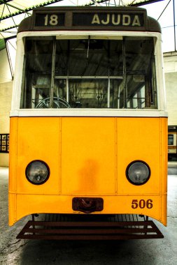 Lizbon, Portekiz- 14 Haziran 2018: Lizbon 'da bir müzede eski ve renkli klasik tramvaylar