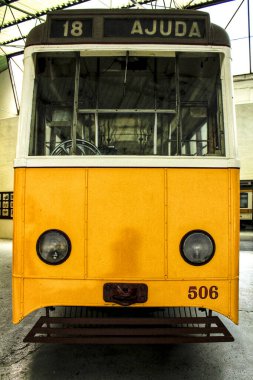 Lizbon, Portekiz- 14 Haziran 2018: Lizbon 'da bir müzede eski ve renkli klasik tramvaylar
