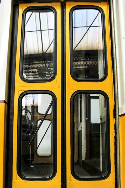 Lisboa Portugal Junio 2018 Vieja Colorida Puerta Autobús Pasajeros Una — Foto de Stock