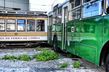 Lizbon, Portekiz- 15 Haziran 2018: Müzedeki eski ve renkli yolcu otobüsü ve klasik tramvay.