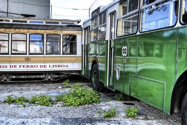 Lissabon Portugal Juni 2018 Alter Und Bunter Reisebus Und Oldtimer — Stockfoto