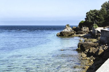 Portekiz 'deki dağların arasında Portinho Sahili' nin kristal suları