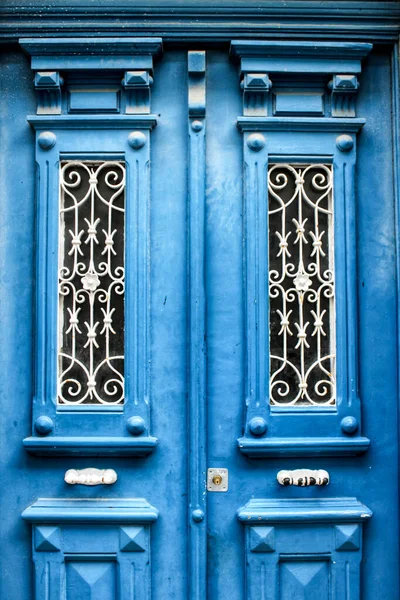 Old Wooden Door Tiled Facade Lisbon Wrought Metal Details Door — Stock Photo, Image