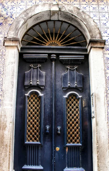 Παλιά Ξύλινη Πόρτα Στη Λισαβόνα Ραγισμένες Μεταλλικές Λεπτομέρειες Στην Πόρτα — Φωτογραφία Αρχείου