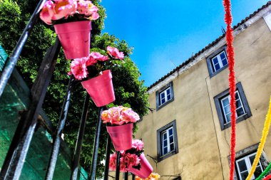 Lizbon 'daki Alfama Mahallesi' nde Aziz Anthony şenlikleri için çelenklerle süslenmiş sokaklar