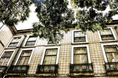 Baharda Lizbon sokaklarında eski renkli ve heybetli ön cephelerde klasik sokak lambaları.