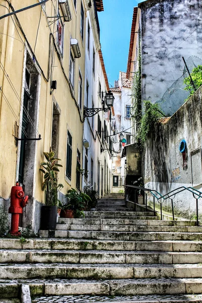 Anciennes Maisons Colorées Rues Étroites Lisbonne Portugal Printemps Façades Majestueuses — Photo