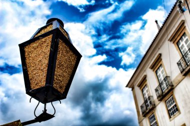 Baharda Lizbon, Portekiz 'in eski renkli evleri ve sokakları. Görkemli cepheler ve eski sokak lambaları.