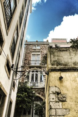 Baharda Lizbon, Portekiz 'in eski renkli evleri ve sokakları. Görkemli cepheler ve eski sokak lambaları.