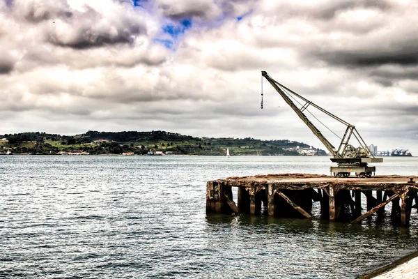 Vieja Grúa Muelle Orilla Del Río Tajo — Foto de Stock