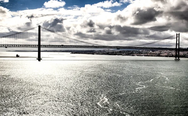 Aprile Ponte Sullo Sfondo Sotto Cielo Nuvoloso — Foto Stock