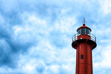 Gri ve bulutlu bir günde Lizbon 'un Cacilhas köyündeki kırmızı deniz fenerinde