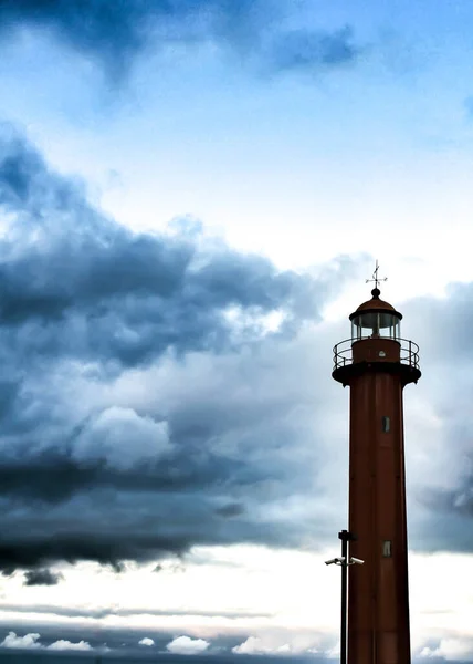 Roter Leuchtturm Hafen Von Cacilhas Lissabon Einem Grauen Und Bewölkten — Stockfoto