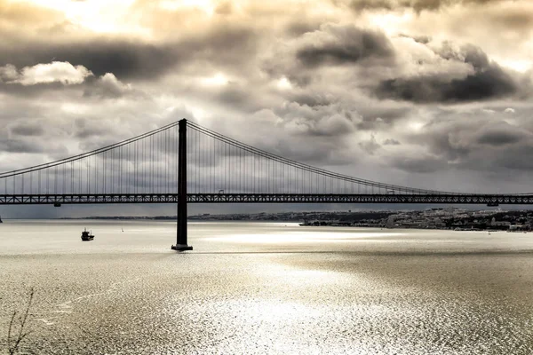 Banki Rzeki Tagus Lizbonie Wiosną Pochmurny Dzień Piękna Struktura Mostu — Zdjęcie stockowe