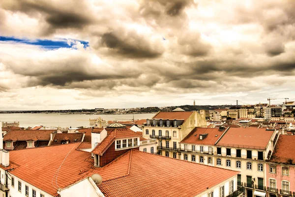 春の曇りの日にサンホルヘ城からリスボン市のパノラマ — ストック写真