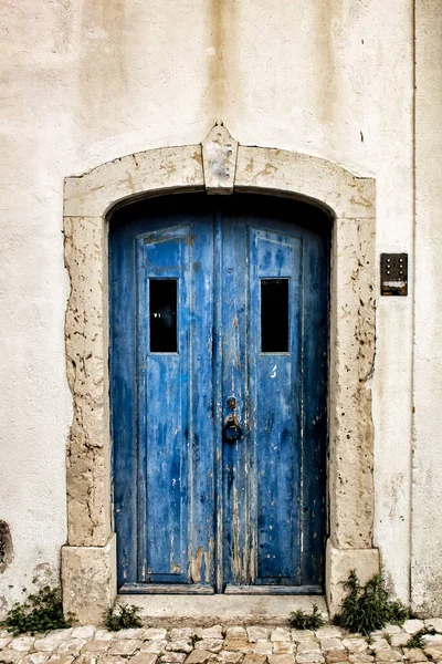 Lizbon Portekiz Demir Detayları Olan Eski Renkli Ahşap Bir Kapı — Stok fotoğraf