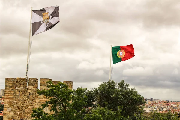 Bandeira Portugal Acenando Sob Céu Nublado Castelo São Jorge Lisboa — Fotografia de Stock
