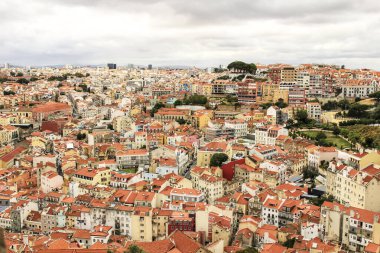 San Jorge Kalesi 'nden Lizbon Panoramisi. Baharda bulutlu bir günde.