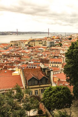 Baharda bulutlu bir günde Aziz George Kalesi 'nden Lizbon Panoramisi