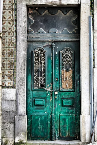 Gammal Och Färgglad Trädörr Med Järndetaljer Lissabon Portugal — Stockfoto