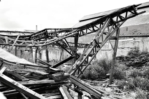 Παλιό Εγκαταλελειμμένο Εργοστάσιο Κατεστραμμένα Ξύλινα Δοκάρια Μονόχρωμη Φωτογραφία — Φωτογραφία Αρχείου