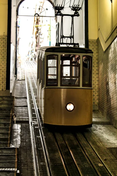 Πολύχρωμο Και Όμορφο Ανελκυστήρας Bica Στη Λισαβόνα Πορτογαλία — Φωτογραφία Αρχείου