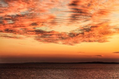 Güzel pembe bulutlar ve Santa Pola 'da gün batımı Güney İspanya' da küçük bir balıkçı köyü.