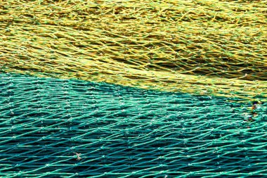 Santa Pola, Alicante, İspanya limanında renkli balıkçılık ağları