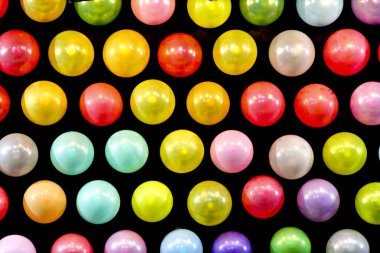 Siyah panel ve renkli balonlar bir sıra deseninde panoda